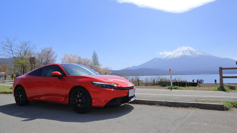 富士山を背に停まる車