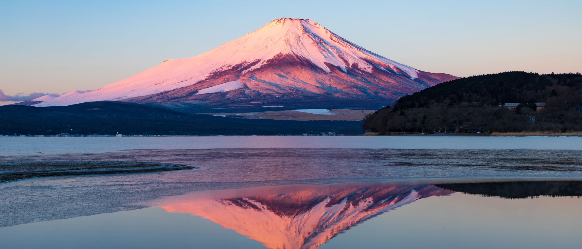 山中湖に映る紅富士