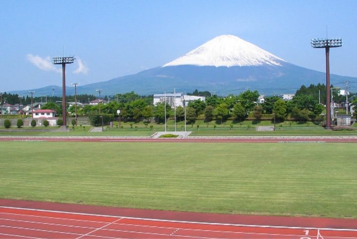 御殿場市陸上競技場と富士山