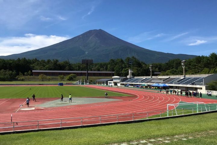 北麓陸上競技場と富士山
