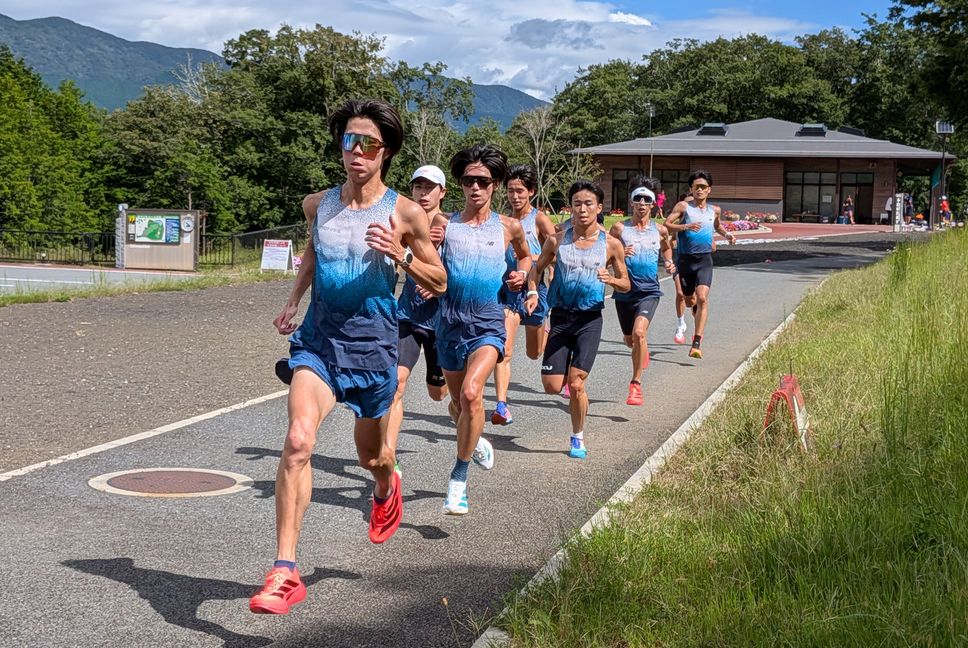 公園の周回コースを走る順天堂大学駅伝部の選手たち