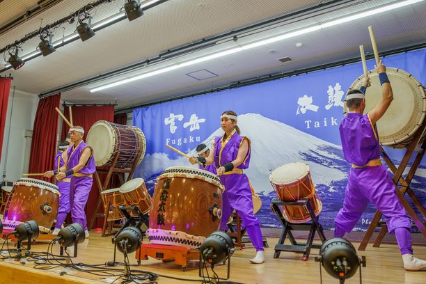 富士山の幕の前で演奏する富岳太鼓