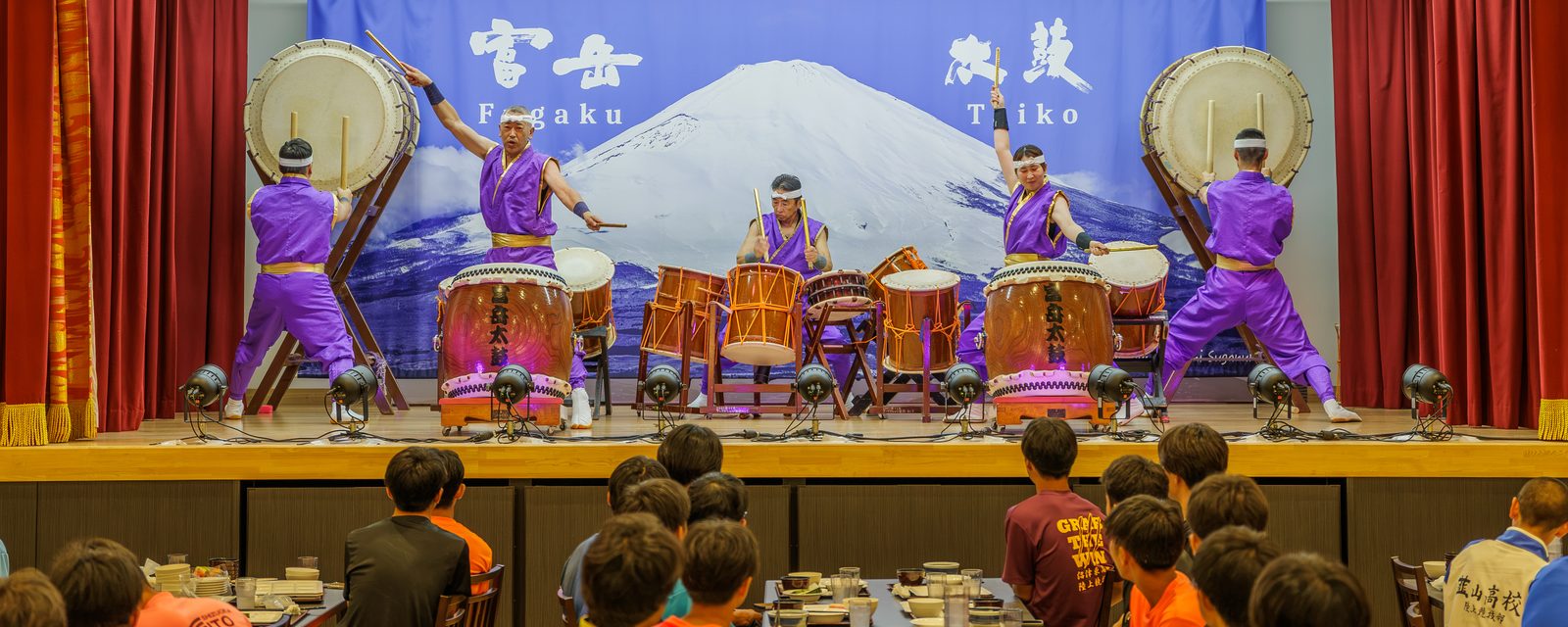 ステージで演奏する富岳太鼓